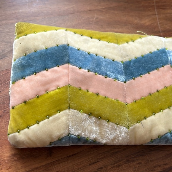 Shiraleah velvet pastel color wristlet super cute - Picture 5 of 15